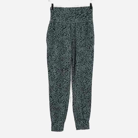 Athleta Salutation Jogger in Ocelot Spot Minimalistic Grey - Size XS - Picture 3 of 9